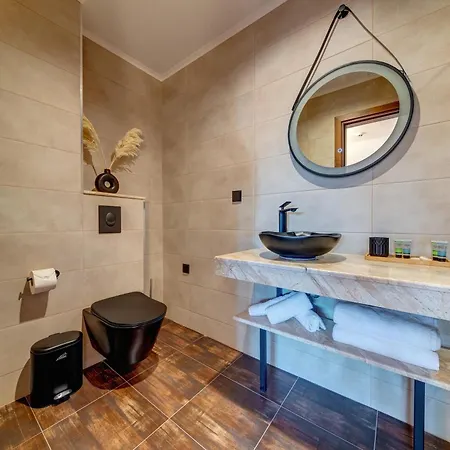 Oak Paradise Apartment
